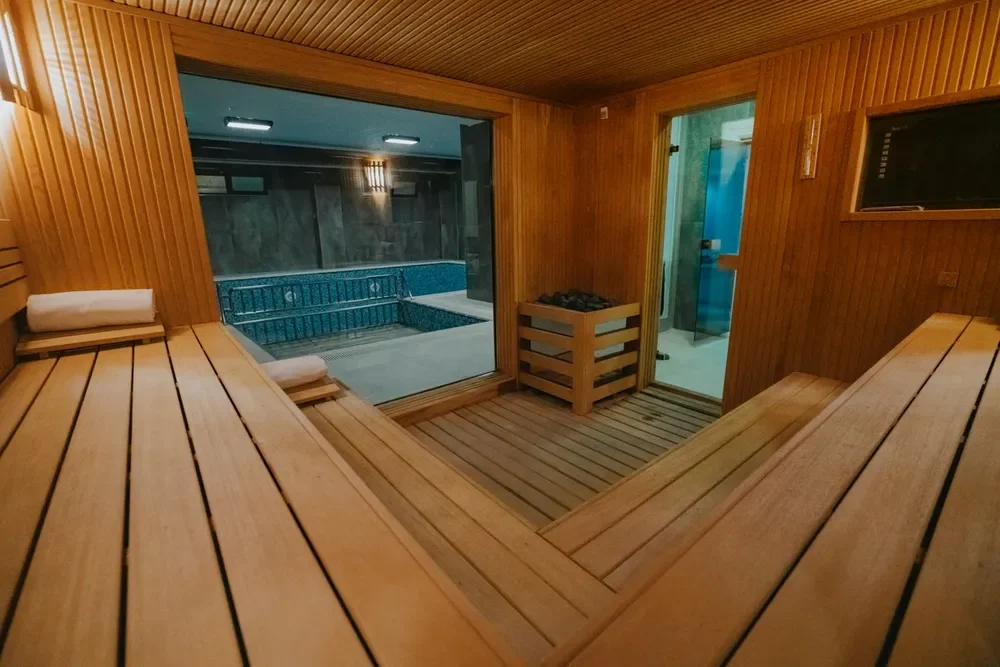 Veluna spa alanında sauna ve havuz bölümlerinin görünümü